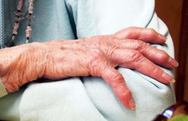 O bătrână de 82 de ani a fost înfometată până a ajuns piele şi os: are 30 de kilograme!